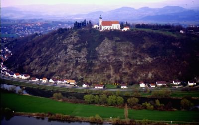 Die Donau mit dem Bogenberg am Rand des Bayerischen Waldes