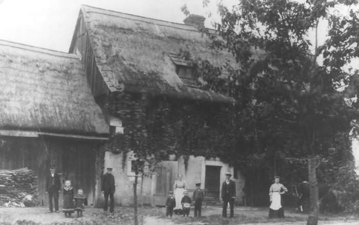 Gustav und Auguste Matthes vor ihrem Haus in Steinbach um 1930