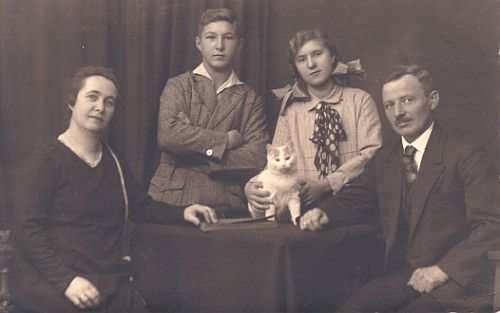 Maria Gruber mit ihrem 2. Mann und den Kindern Wilhelm und Friederike